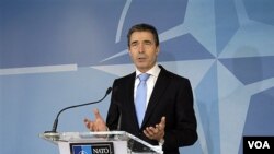 Glavni tajnik NATO saveza Anders Fogh Rasmussen govori uoči sastanka ministara obrane zemalja NATO-a u Bruxellesu, 2. 2. 2012. (AP Photo/Virginia Mayo)