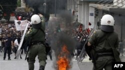 Người biểu tình Hy Lạp đụng độ với cảnh sát chống bạo động ở Athens