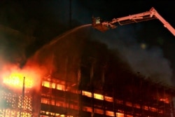 Para petugas pemadam kebakaran memadamkan api di kantor Kejaksaan Agung di Jakarta, Sabtu, 22 Agustus 2020. (Foto: Reuters)