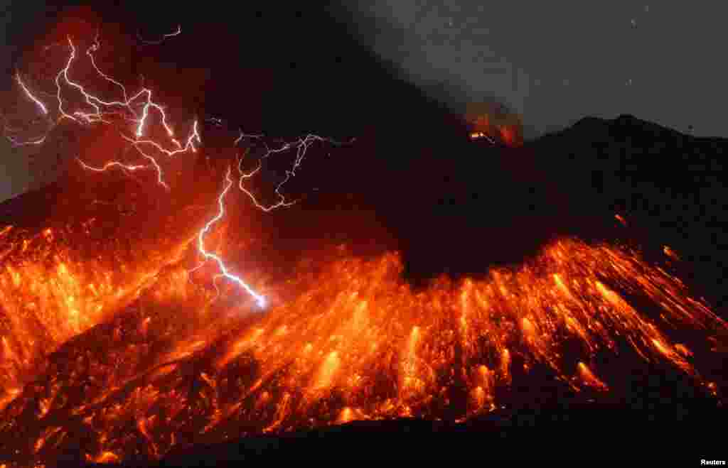 Kilat saat letusan Gunung Sakurajima, terlihat di foto yang diambil dari kota Tarumizu, perfektur Kagoshima, Jepang barat daya. (Foto: Kyodo)