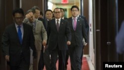 지난 2015년 10월 뉴욕 유엔 총회에 참석한 리수용 북한 외무상(가운데)이 반기문 유엔 사무총장과 회동하기 위해 이동하고 있다.