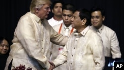 Tổng thống Trump bắt tay với người đồng nhiệm Philippines tại bữa tiệc tối hôm 12/11.