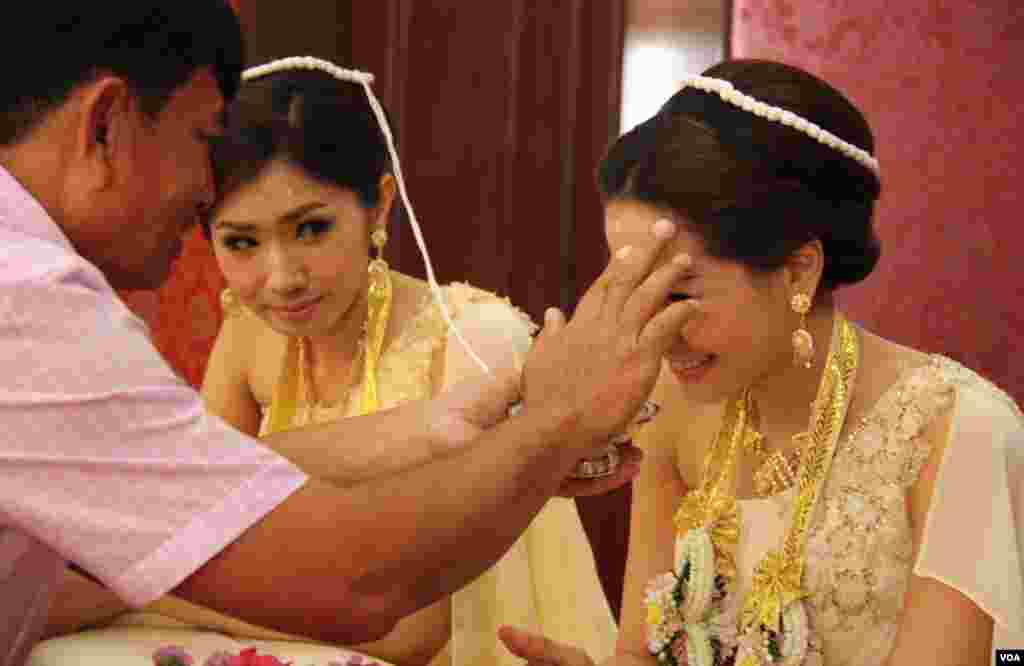 Brides get anointed at the traditional wedding ceremony. (Daniel Schearf/VOA)