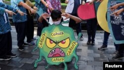 Pertunjukan mengenai virus korona oleh para pelajar di Solo, Jawa Tengah, 6 Februari 2020. (Foto: Antara via Reuters)