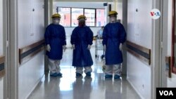 Los médicos trabajan largas jornadas en clínicas y hospitales, en medio de la pandemia que ataca al mundo.