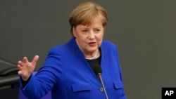 Kanselir Jerman Angela Merkel membahas pembukaan perbatasan di depan parlemen Jerman hari Rabu (13/5).