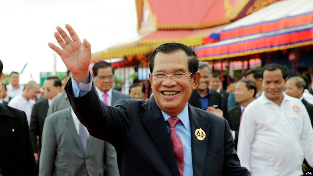 រូបឯកសារ៖ លោកនាយករដ្ឋមន្ត្រី ហ៊ុន សែន បានលើកដៃស្វាគមន៍ទៅកាន់អ្នកចូលរួមក្នុងពិធីអបអរខួប៦៨ឆ្នាំ នៃគណបក្សប្រជាជនកម្ពុជា នៅកោះពេជ្រ រាជធានីភ្នំពេញ កាលពីថ្ងៃទី២៨ ខែមិថុនា ឆ្នាំ២០១៩។ (អូន ឆេងប៉រ/VOA)
