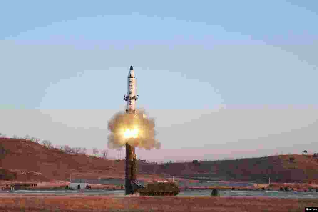 آزمایش موشکی کره شمالی&zwnj; در پیونگ یانگ.