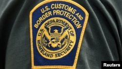 图为美国海关和边境保护局一名工作人员的臂章。（资料照片）