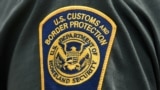 ARCHIVO - Una insignia del CBP de EEUU en el brazo de un agente de la Patrulla Fronteriza de EEUU en Mission, Texas.