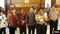 Kaplda Jawa Timur Irjen Pol Machfud Arifin didampingi Direktur Rehabilitasi Sosial Anak Kemensos Nahar (4 dari kanan) saat acara penyerahan ke Kemensos, Selasa 12/6. (Foto: VOA/Petrus Riski)