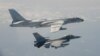 Sebuah jet tempur F-16 Taiwan terbang di sebelah pesawat pengebom H-6 China, atas, di wilayah udara Taiwan, dalam foto yang diambil dan dirilis pada 10 Februari 2020. (Foto: AFP)