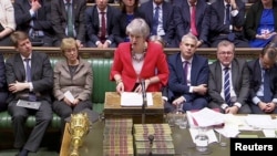 La primera ministra británica, Theresa May, habla después de conocer los resultados de la votación del acuerdo Brexit en el Parlamento en Londres, Gran Bretaña, el 12 de marzo de 2019.