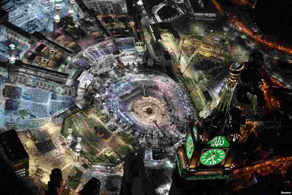 An aerial view shows Muslim worshipers praying at the Grand Mosque, the holiest place in Islam, in the holy city of Mecca, Saudi Arabia, during Ramadan.