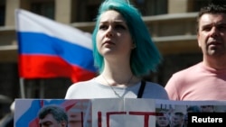 Pristalica ruske opozicije drži transparnet sa fotografijom ubijenog kritičara Kremlja Borisa Nemcova 