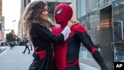 Esta imagen publicada por Sony Pictures muestra a Zendaya y a Tom Holland en una escena de "Spider-Man; Far From Home". (Jay Maidment/Columbia Pictures/Sony via AP)