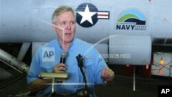 美国海军部长马伯斯7月18日在美国尼米兹号航空母舰上举行的记者会上回答问题
