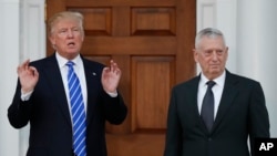 President AS terpilih Donald Trump bersama pensiunan jenderal marinir James Mattis di klub golf Trump di Bedminster, New Jersey (19/11). (AP/Carolyn Kaster)