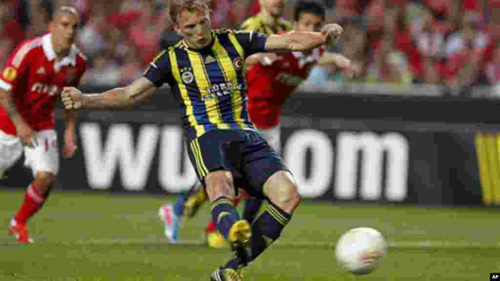 Fenerbahce's Dirk Kuyt, from The Netherlands, shoots a penalty kick to score his side's first goal during their Europa League semi final second leg soccer match against Benfica in Lisbon, Thursday, May 2, 2013.