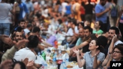 Namoyishchilar jamoat joyida tashkil etilgan iftorlikda og'iz ochmoqda, Istanbul, 9-iyul, 2013-yil.