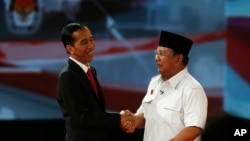 Thăm dò cho thấy Đô trưởng Jakarta Joko Widodo (trái) dẫn trước chút đỉnh so với ông Prabowo Subianto, một cựu tướng lãnh. 