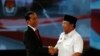 Calon presiden Indonesia Jokowi berjabat tangan dengan Prabowo Subianto sesudah acara debat presiden (15/6). Dalam masa kampanye presiden ini banyak terjadi kampanye hitam seperti misalnya penyebaran tabloid Obor Rakyat yang berisi fitnah terhadap Jokowi. 