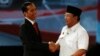 Joko Widodo (kiri) berjabat tangan dengan Prabowo Subianto usai Debat Capres 2014 pada tanggal 15 Juni 2014 (foto: dok). 