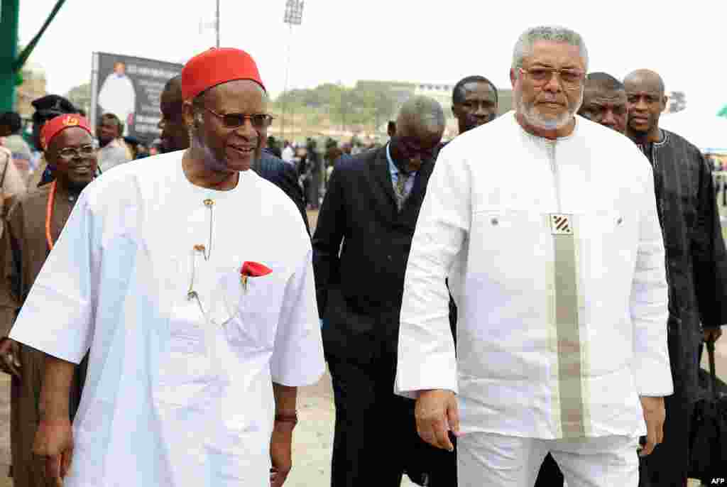 Emeka Anyaoku katibu mkuu wa zamani wa Commonwealth na rais wa zamani wa Ghana Rawlings