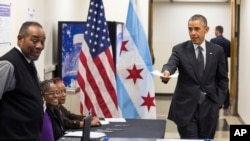 Tổng thống Barack Obama đến bỏ phiếu sớm tại Trung tâm Dịch vụ Cộng đồng Martin Luther King ở Chicago 20/10/14