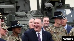 El Secretario de Estado de Estados Unidos, Mike Pompeo, se reúne con los soldados estadounidenses con sede en Grafenwoehr, Alemania, el jueves 7 de noviembre de 2019.