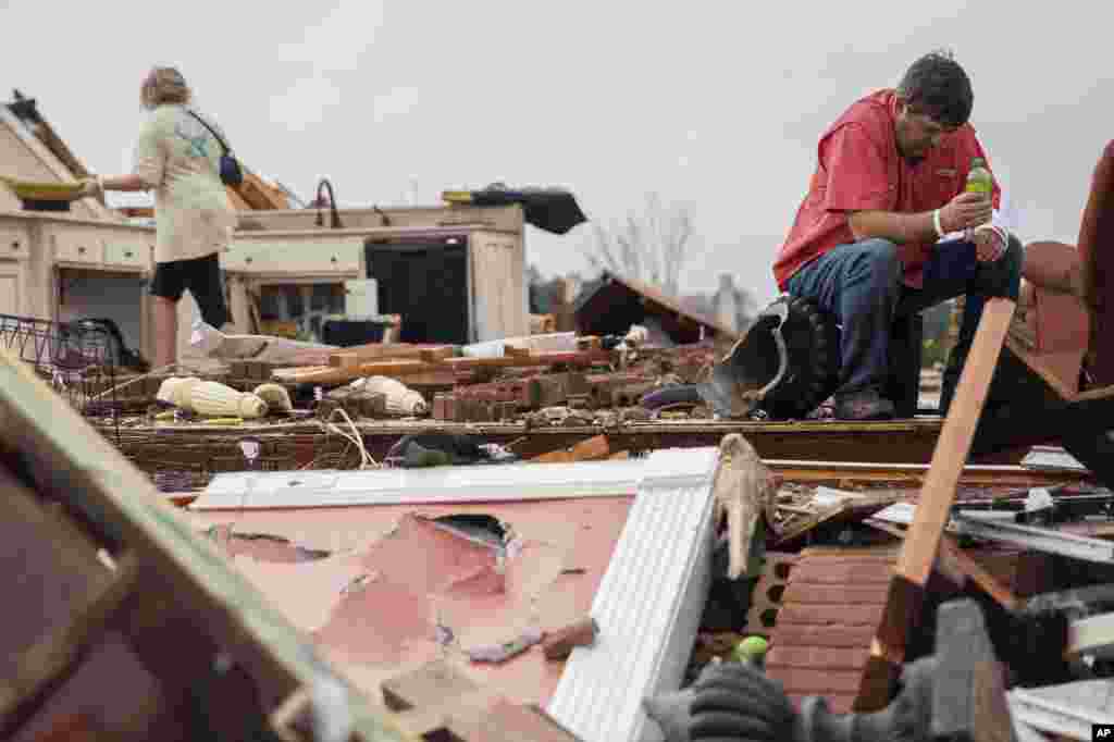 امریکہ کے جنوبی خطے میں طوفانوں اور بگولوں کے باعث کم ازکم 18 افراد ہلاک ہو گئے ہیں۔