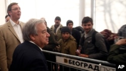 Premijer Srbije Aleksandar Vučić i visoki komesar UN za izbeglice Antonio Gutereš tokom obilaska prihvatnog centra u Preševu