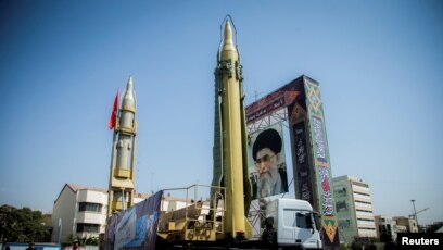 Một phi đạn được trưng bày cùng với bức chân dung của Lãnh tụ Tối cao Ayatollah Ali Khamenei tại Quảng trường Baharestan ở Tehran, Iran ngày 27 tháng 9, 2017.