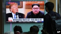 Warga menyaksikan cuplikan gambar Presiden AS Donald Trump, kiri, dan Pemimpin Korea Utara Kim Jong Un dalam sebuah siaran berita di Stasiun Kereta Api Seoul di Seoul, 18 April 2018.