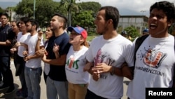 Manifestants lors d'un rassemblement d'étudiants contre le gouvernement du président vénézuélien Nicolas Maduro à Caracas, Venezuela, 21 octobre 2016.
