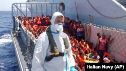 2014年8月，大批難民在意大利西西里外一艘船上等候救援。