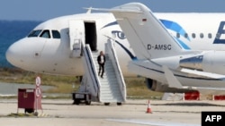 Pria yang membajak pesawat EgyptAir Airbus A-320 meninggalkan pesawat sebelum menyerahkan diri kepada pihak berwenang di bandara Larnaca, Siprus, Selasa (29/3). 