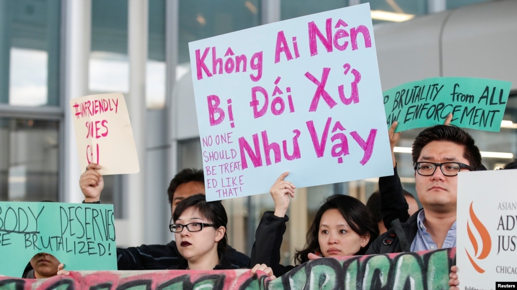 Người Mỹ gốc Á biểu tình phản đối sau khi bác sỹ David Dao bị nhân viên hãng hàng không United Airlines lôi ra khỏi máy bay một cách thô bạo.
