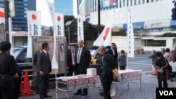 日本建国纪念日，东京新宿闹市出现的“日本民族至上主义”标语（美国之音 歌篮）