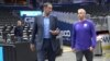 Igor Kokoškov i generalni menadžer Sakramento Kingsa Vlade Divac pred utakmicu u Vašingtonu (Foto: VOA) 