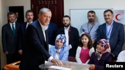 Turkish President Recep Tayyip Erdogan cast his ballot at a polling station during the parliamentary election in Istanbul, June 7, 2015.