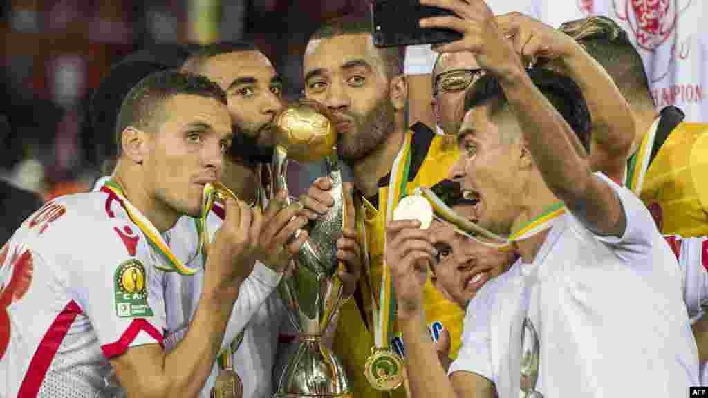 Les joueurs du Wydad Casablanca célèbrent avec leur trophée après avoir remporté le dernier match de football de la Ligue des champions de la CAF à Casablanca le 4 novembre 2017.
