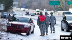 Binh sĩ giúp mọi người lấy xe ra khỏi tuyết ở Atlanta, Georgia, 29/1/2014