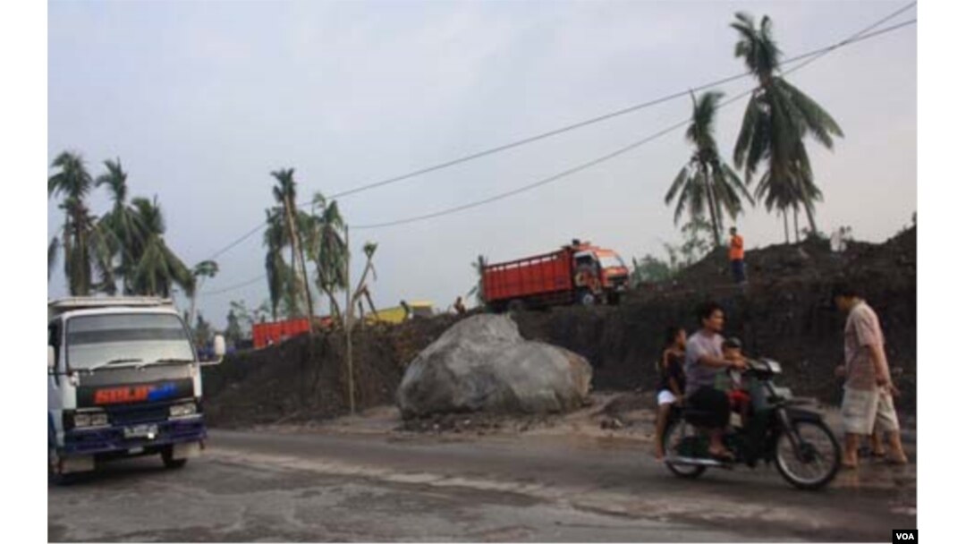 Jalur antara Magelang dan Yogyakarta juga rusak karena banjir lahar dingin.