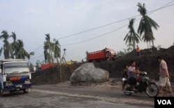 Jalur antara Magelang dan Yogyakarta juga rusak karena banjir lahar dingin.