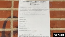 Un cartel en Caracas informa los días que le corresponden comprar a los venezolanos dependiendo de su documento de identidad.
