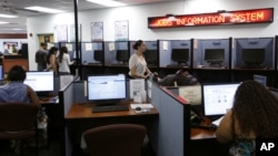 Người dân sử dụng máy tính để tìm kiếm việc tại công ty phát triển nhân lực.