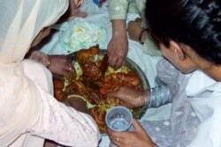 Warga menikmati hidangan "Wazwan" pada acara perkawinan di Kashmir.