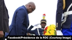 Mokonzi Félix Tshisekedi apesi losako nsima na botiki fololo na monument ya soda ya Congo démocratique, na rond-point Forescom, Kinshasa, le 17 mai 2019. (Facebook/Présidence de la RDC)
