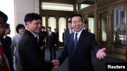 2016年8月26日，中國公安部副部長孟宏偉(右)在北京與越南海岸警衛隊司令握手資料照。
